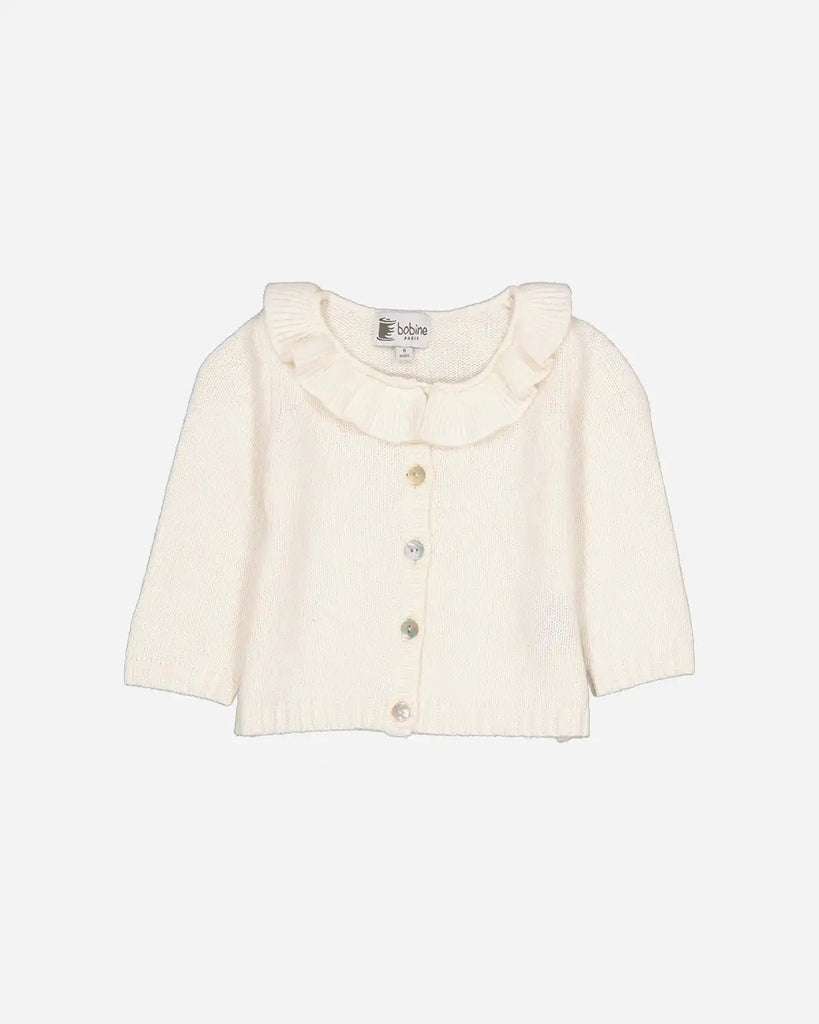 Cardigan pour bébé fille écru à col volanté en laine et cachemire de la marque Bobine Paris.