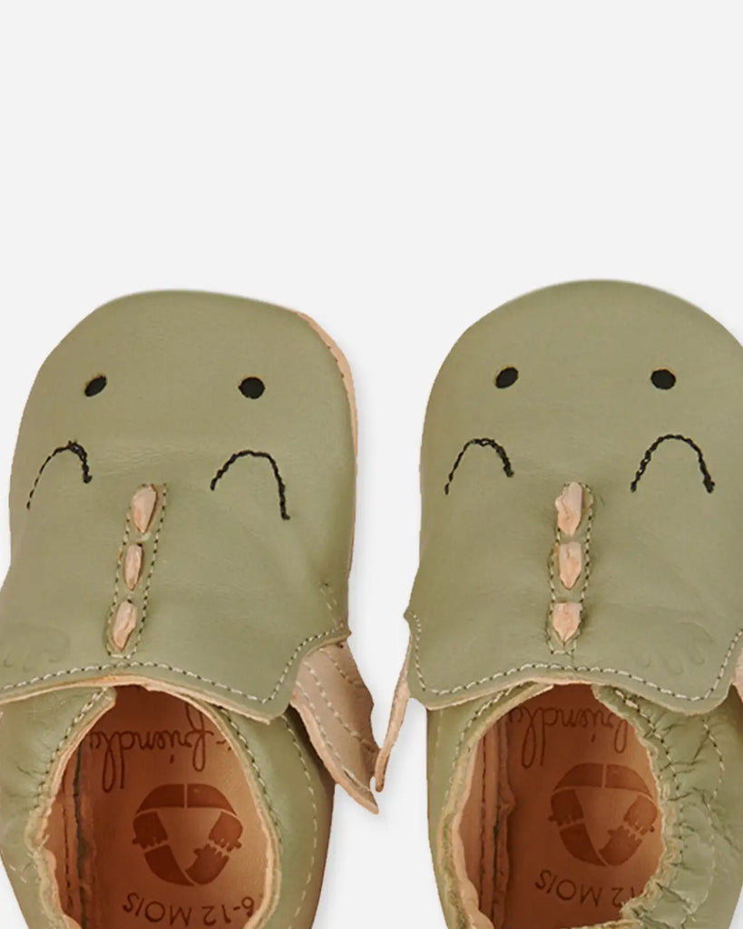 Zoom des chaussons pour bébé à design dragon verts en cuir mou de la marque Bobine Paris.