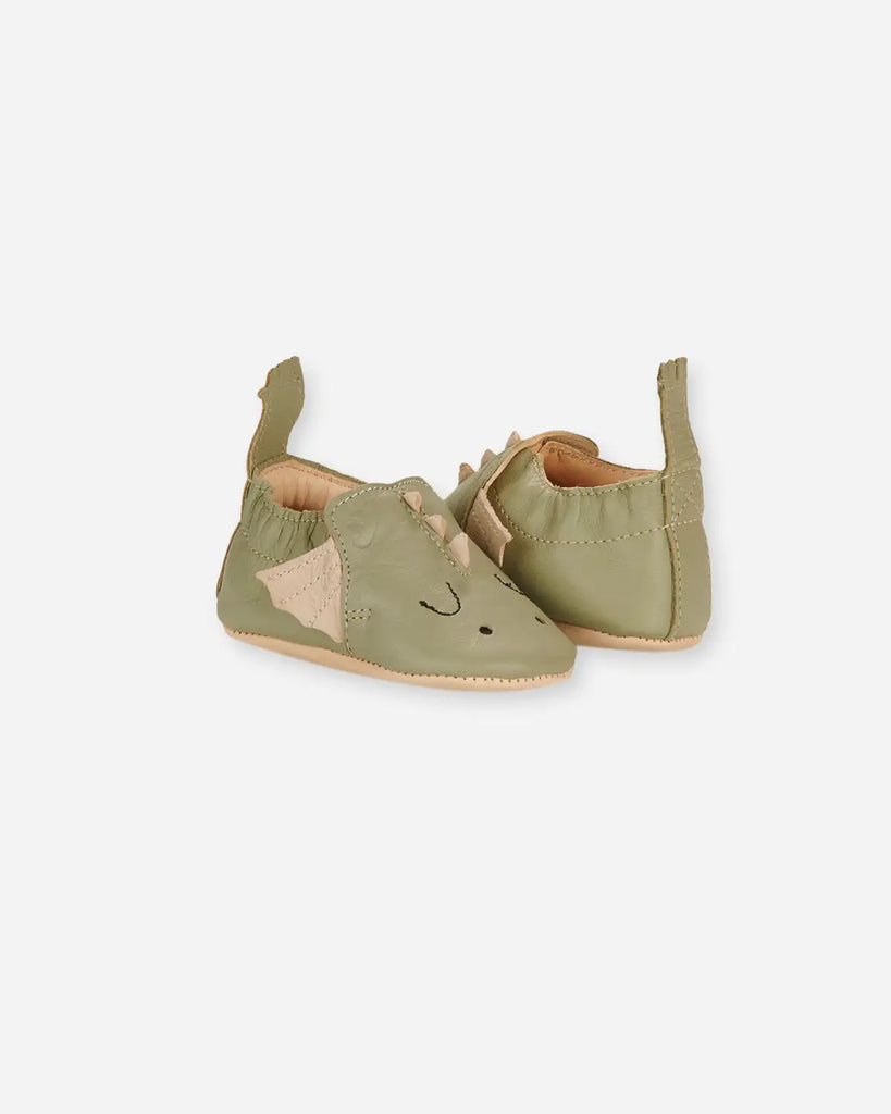 Vue de profil des chaussons pour bébé à design dragon verts en cuir mou de la marque Bobine Paris.