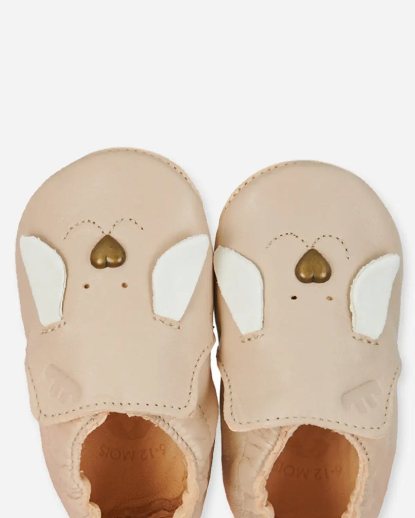 Zoom des chaussons Blumoo beige à design chien de la marque Bobine Paris.