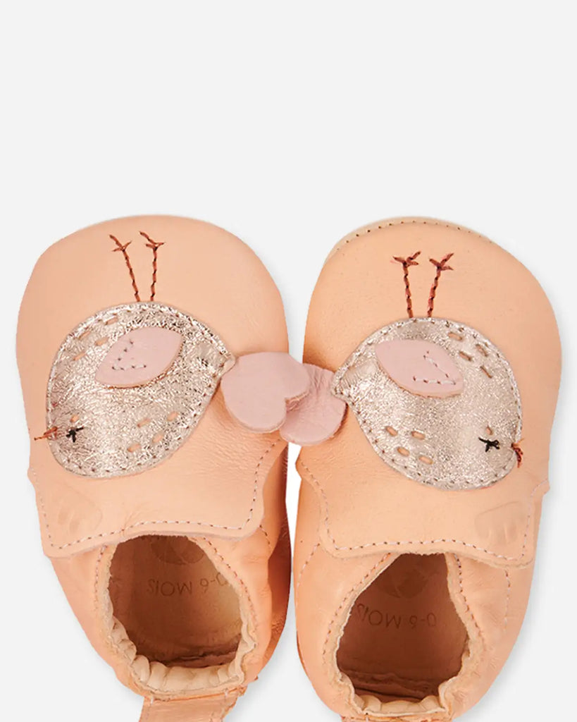 Zoom des chaussons pour bébé fille à design poule couleur abricot de la marque Bobine Paris.