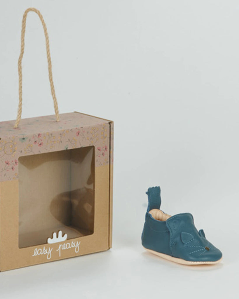 Boite des chaussons pour bébé couleur denim à design chat de la marque Bobine Paris.