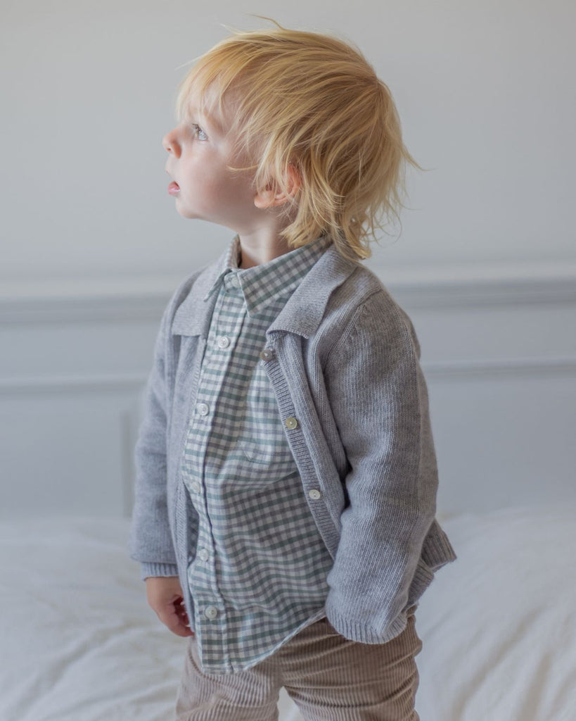 Image portée de la chemise pour bébé garçon à carreaux verts et gris de la marque Bobine Paris.