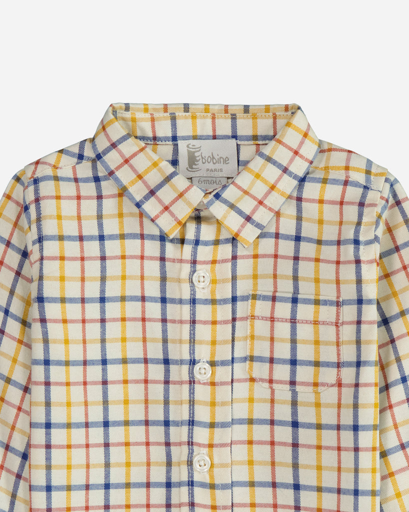 Zoom sur le col pointu d'une chemise garçon à carreaux jaune et bleu