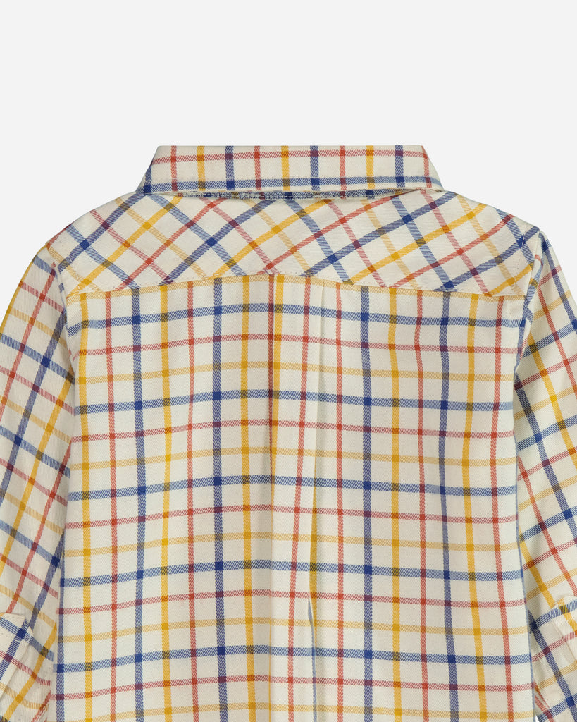 Zoom sur la vue de dos du col d'une chemise garçon à carreaux jaune et bleu