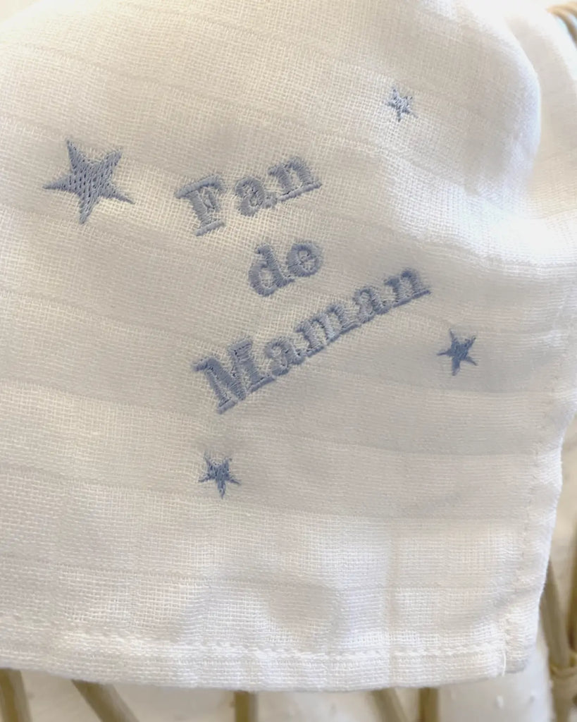Image du lange en coton blanc pour bébé à broderies bleues "Fan de Maman" de la marque Bobine Paris