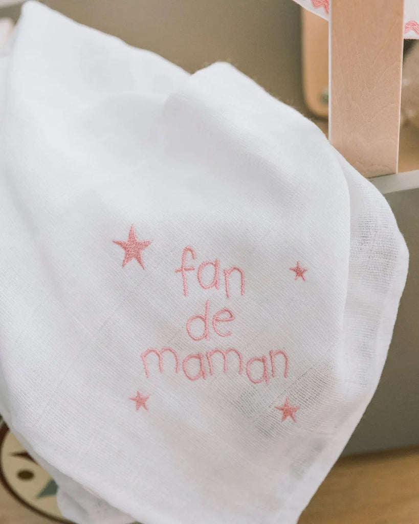 Image du lange en coton brodé "Fan de maman" en rose de la marque Bobine Paris.