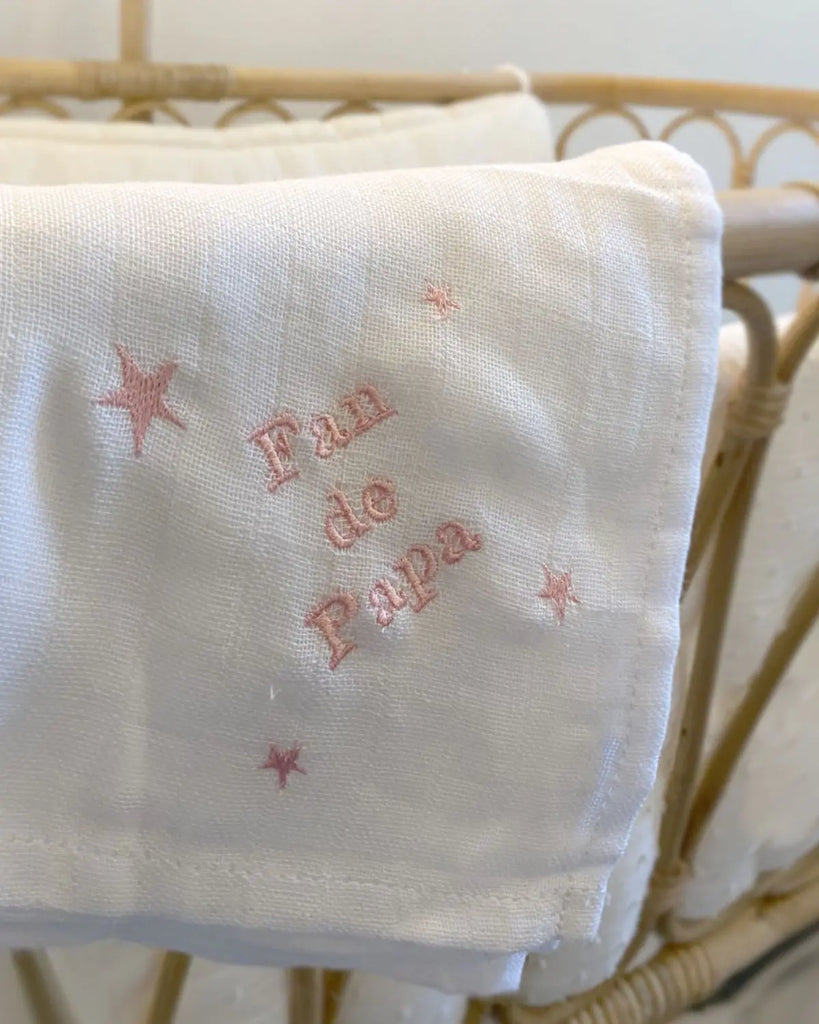 Image du lange en coton blanc à broderies roses "Fan de papa" de la marque Bobine Paris.