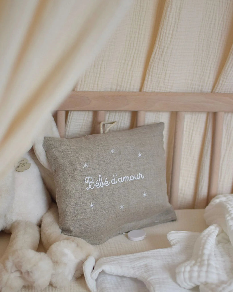 Image de la boite à musique pour bébé en lin beige avec broderie "Bébé d'amour" de la marque Bobine Paris.