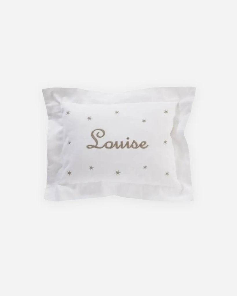 Exemple du coussin brodé à personnaliser blanc à étoiles de la marque Bobine Paris avec le prénom "Louise"