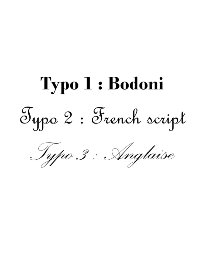Différentes typos disponibles pour le coussin à personnaliser blanc à étoiles de la marque Bobine Paris.