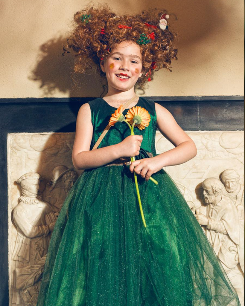 Petite fille portant une robe de princesse verte