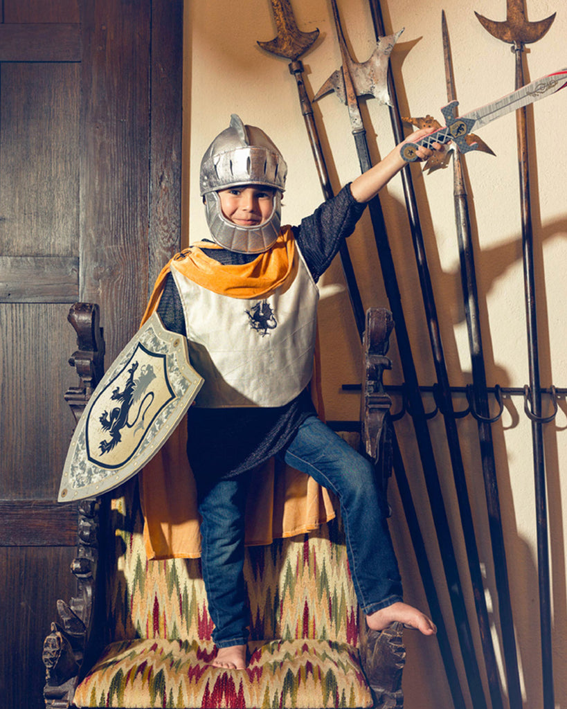 Petit garçon déguisé en chevalier avec son bouclier et son heaume