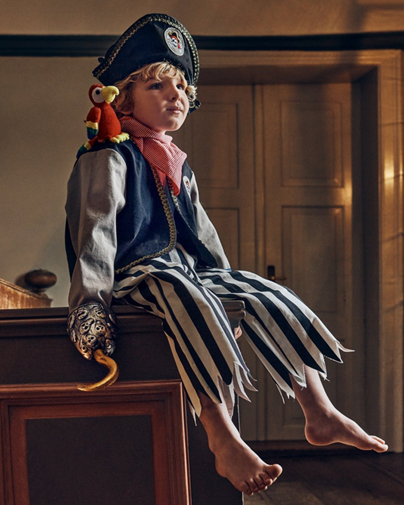 Petit garçon portant le déguisement de pirate et son crochet 