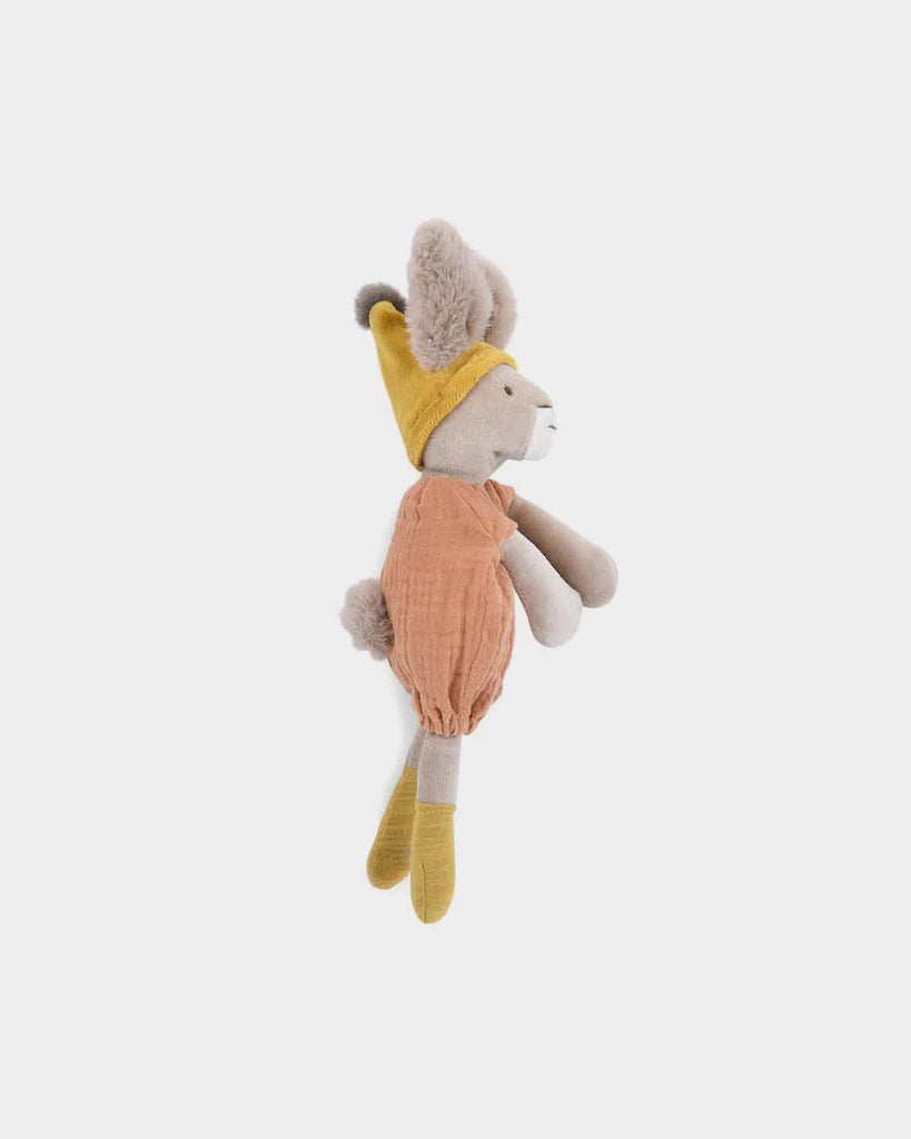 Vue de profil du doudou lapin pour bébé à l'habit couleur argile de la marque Bobine Paris.