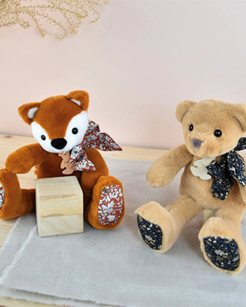 Doudou renard roux fleuri pour bébé de la marque Bobine Paris avec un ourson de la même marque.