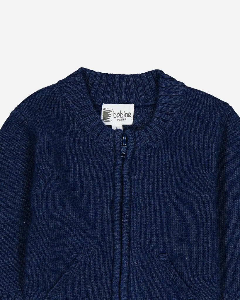 Zoom du gilet zippé pour bébé garçon couleur outremer de la marque Bobine Paris.