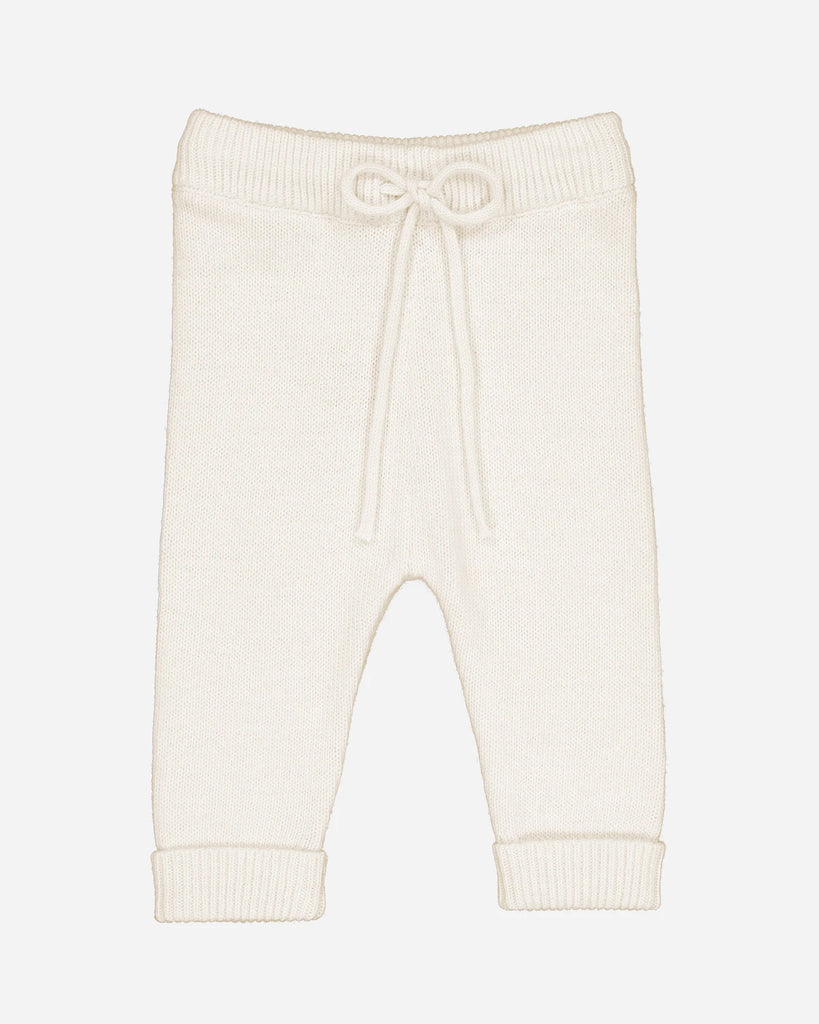 Pantalon du look composé d'un ensemble écru en laine et cachemire et d'une chemise à rayures ciel de la marque Bobine Paris.
