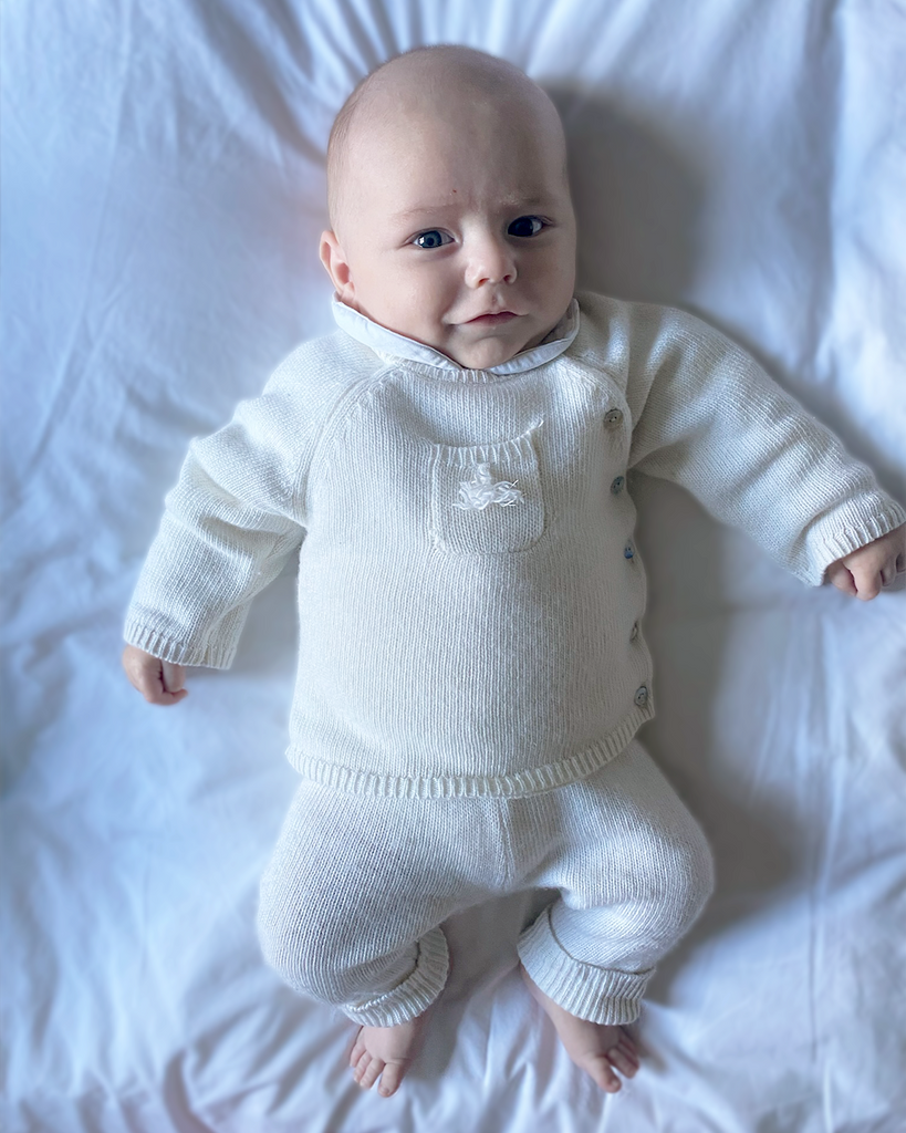 image d'un bébé garçon portant l'ensemble pull cache-coeur et pantalon écru en laine et cachemire Bobine Paris
