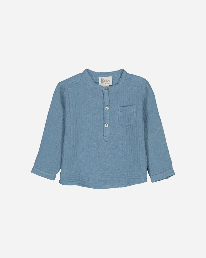 Chemise du look composé d'une salopette quadrillée bleu et d'une chemise en gaze de coton bleu jean clair de la marque Bobine Paris.
