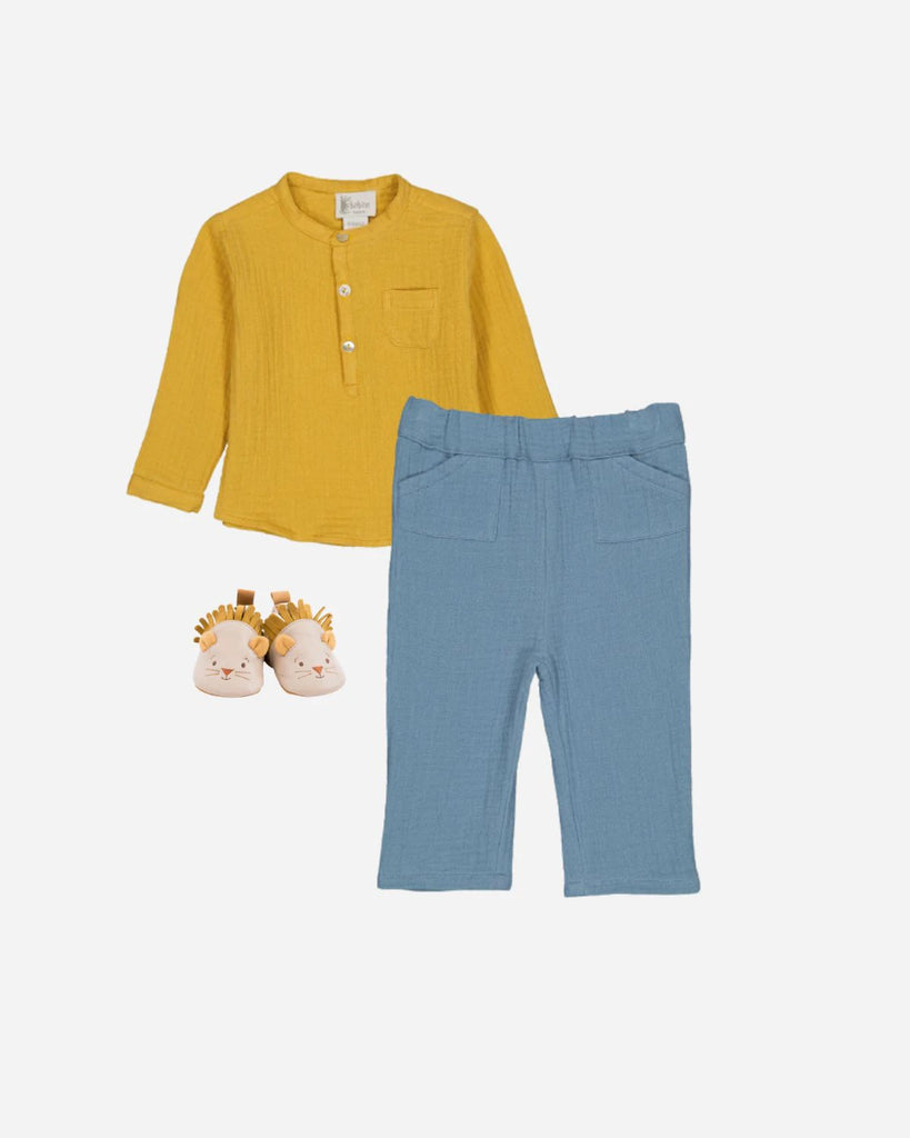 Pièces du look pour bébé composé d'une chemise en gaze de coton curry et d'un pantalon en gaze de coton bleu jean de la marque Bobine Paris.