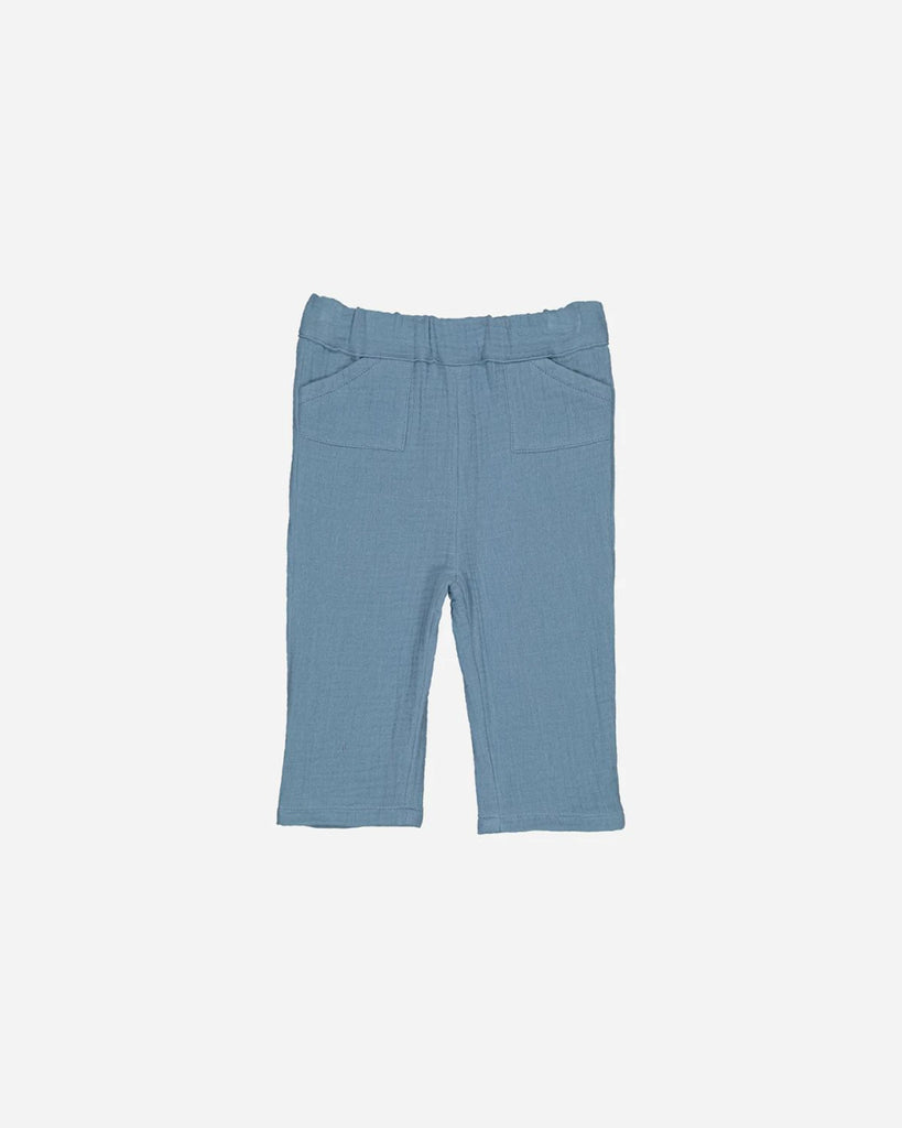 Pantalon du look pour bébé composé d'une chemise en gaze de coton curry et d'un pantalon en gaze de coton bleu jean de la marque Bobine Paris.