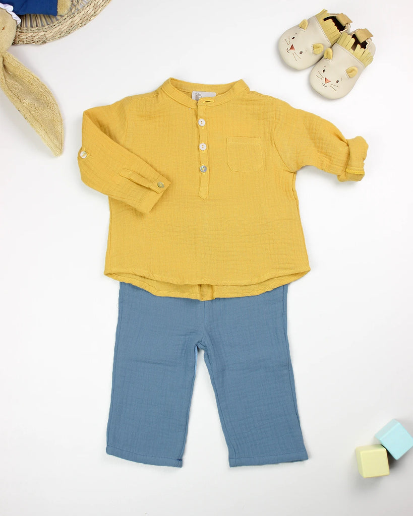 Look pour bébé composé d'une chemise en gaze de coton curry et d'un pantalon en gaze de coton bleu jean de la marque Bobine Paris.