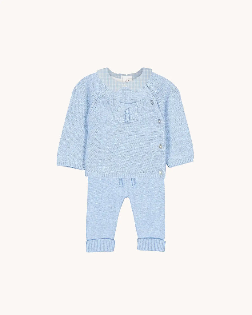 Look pour bébé composé de l'ensemble en laine et cachemire bleu ciel de la marque Bobine Paris.