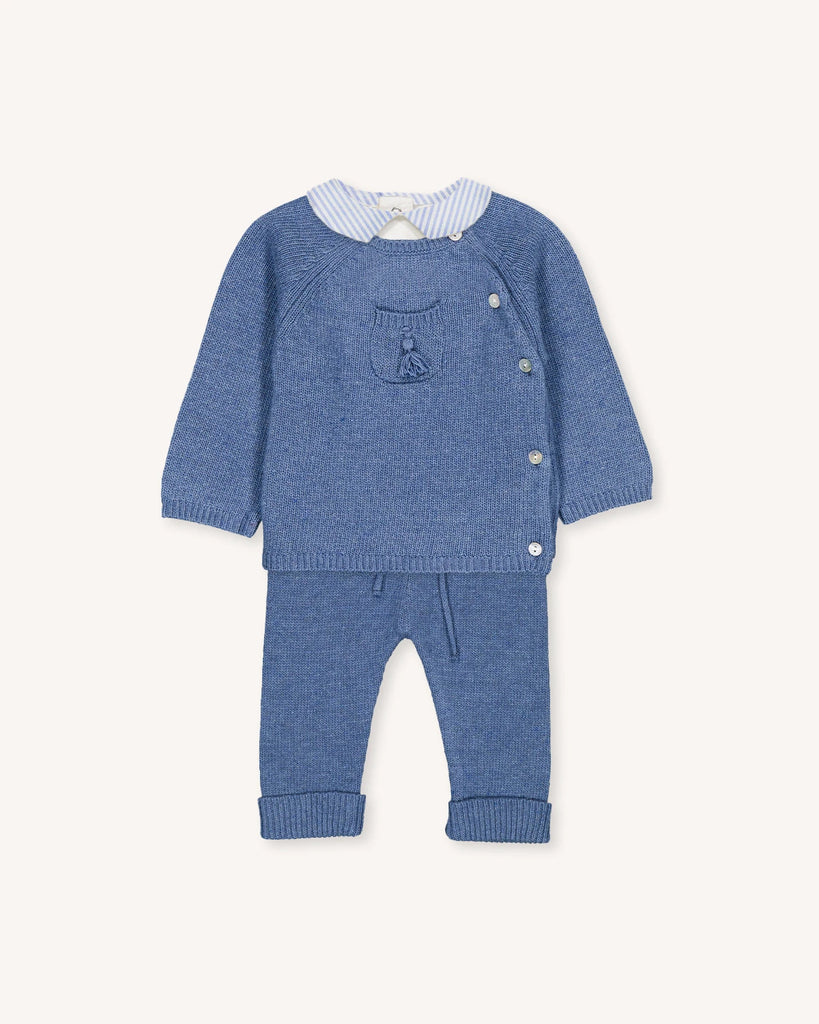Look pour bébé composé d'un body Oxford ainsi que de l'ensemble en laine et cachemire bleu jean de la marque Bobine Paris.