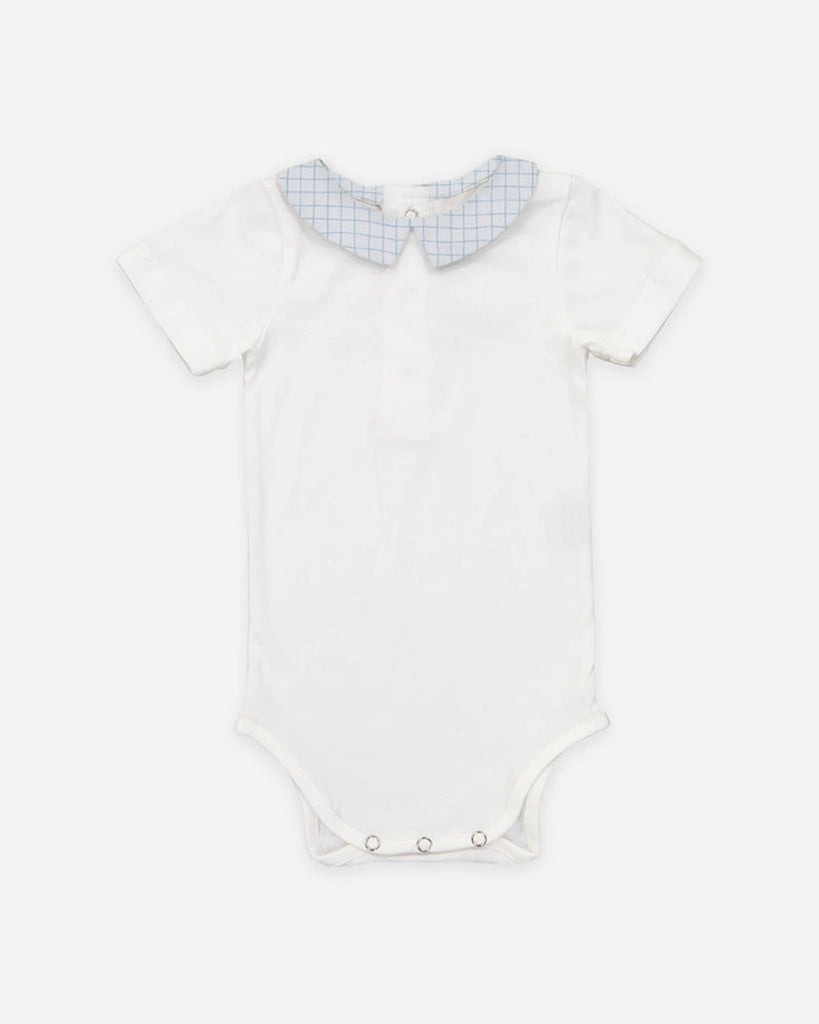 Body du look pour bébé composé d'un t-shirt à col pointu quadrillé bleu et d'un bloomer assorti de la marque Bobine Paris.