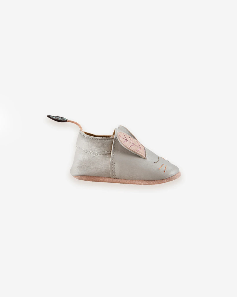 Vue de profil des chaussons pour bébé en cuir gris à design souris de la marque Bobine Paris.