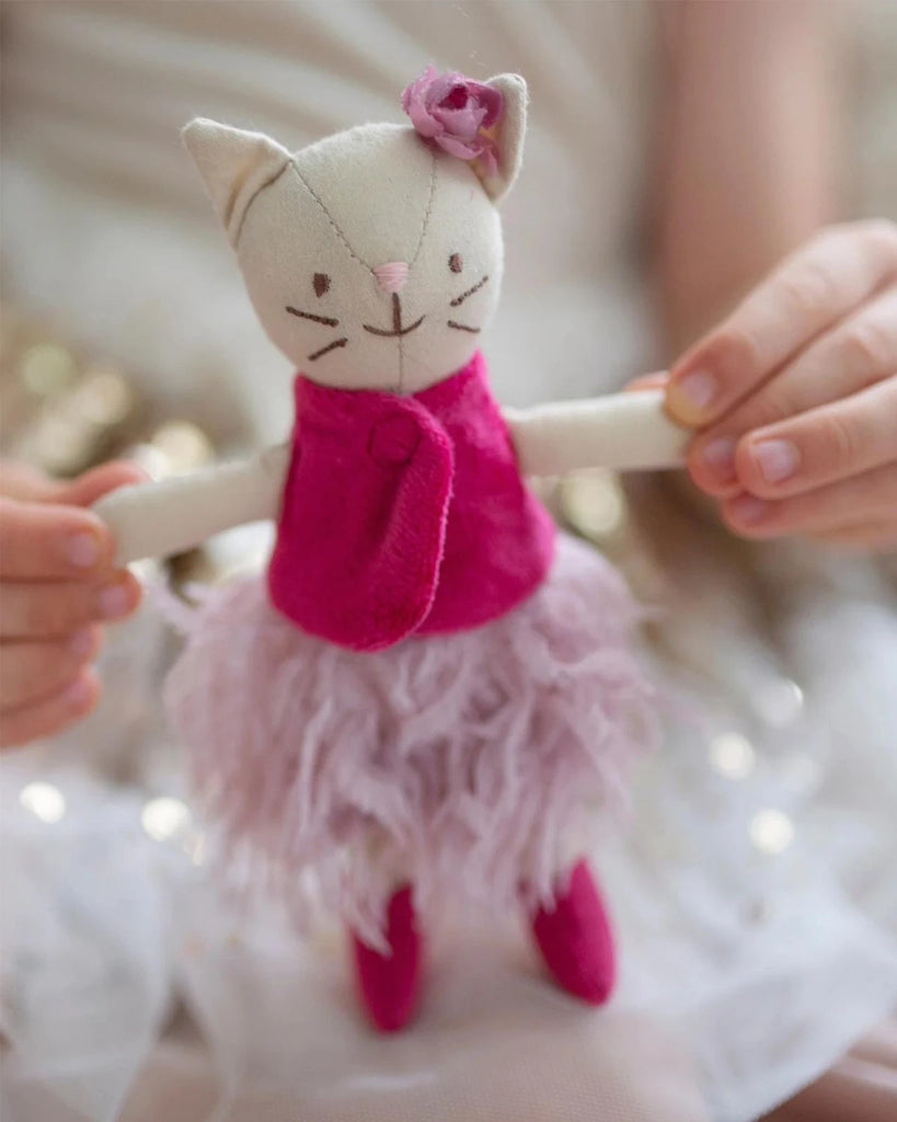 Vue debout de la peluche chaton pour bébé vêtue de rose de la marque Bobine Paris;