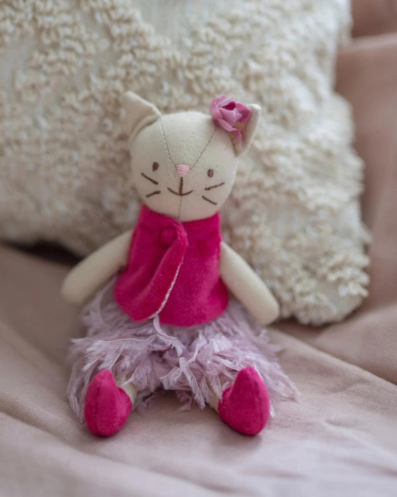 Vue assise de la peluche chaton pour bébé vêtue de rose de la marque Bobine Paris.