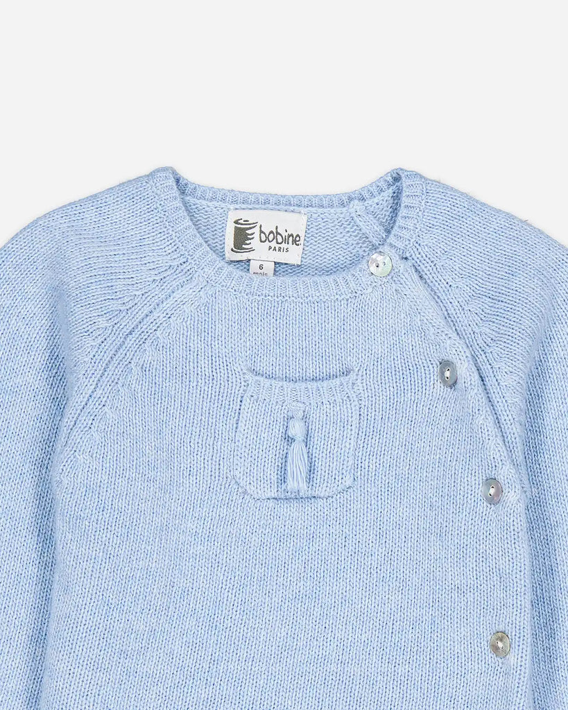 Zoom du pull bébé cache-coeur couleur bleu ciel de la marque Bobine Paris.