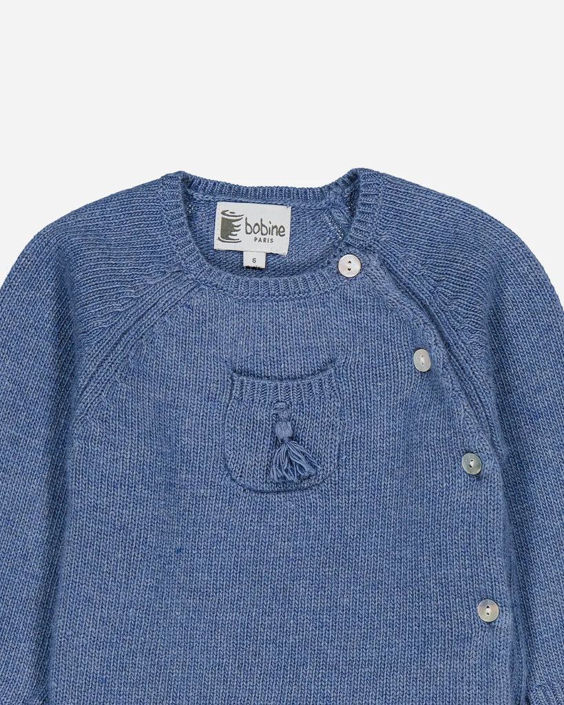 Zoom du pull bébé cache-coeur couleur bleu jean de la marque Bobine Paris.