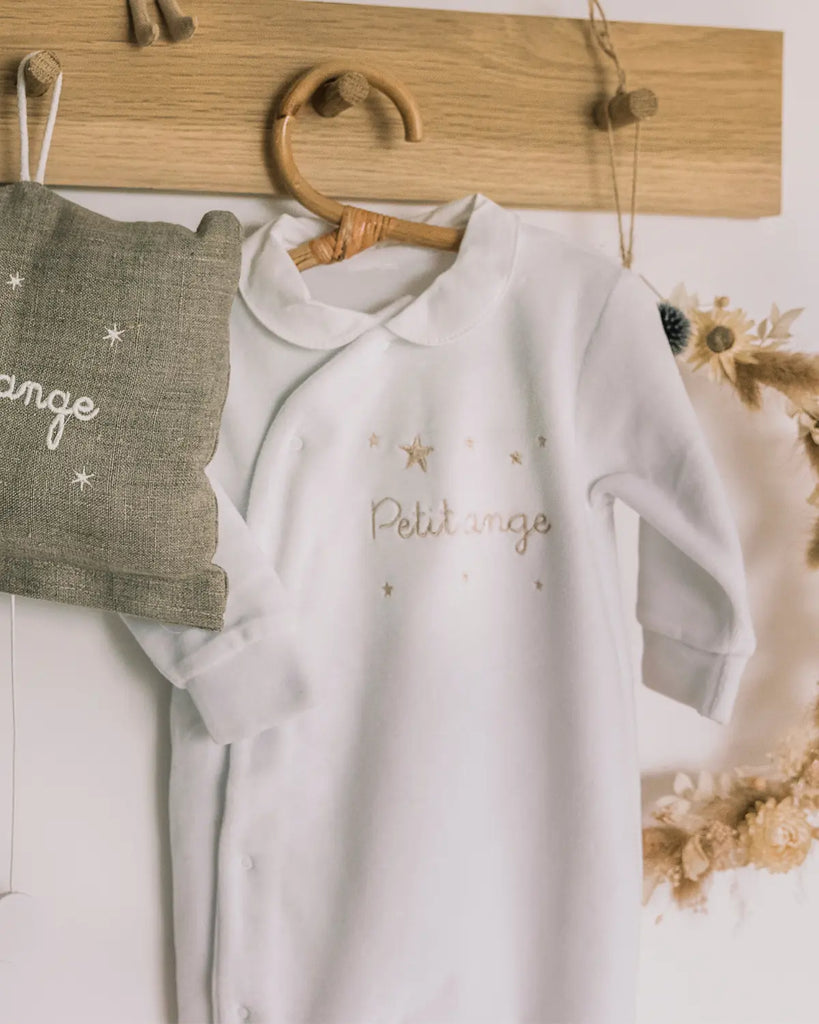 Vue du pyjama pour bébé en coton blanc à broderie beige "Petit ange" de la marque Bobine Paris.