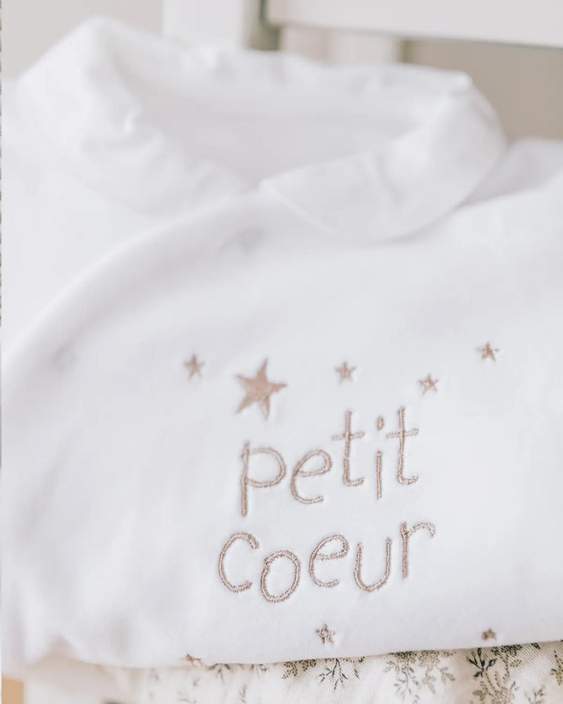 Zoom du pyjama pour bébé en coton blanc avec broderie "Petit coeur" de la marque Bobine Paris.