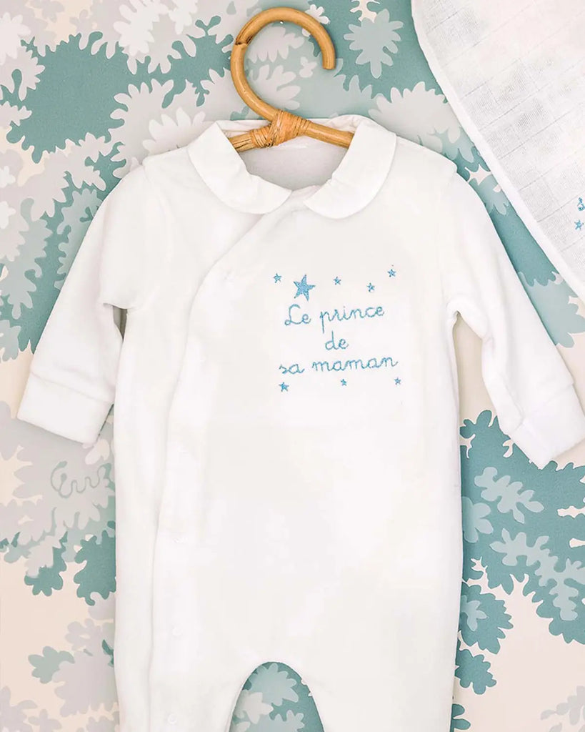 Vue du pyjama en coton blanc à broderie bleu ciel "Le prince de sa maman" de la marque Bobine Paris.