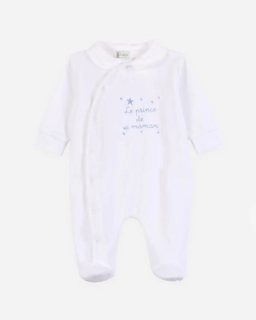 Pyjama en coton blanc à broderie bleu ciel "Le prince de sa maman" de la marque Bobine Paris.