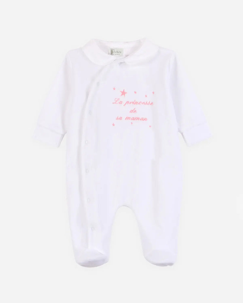 Pyjama en coton blanc en broderie rose "La princesse de sa maman" de la marque Bobine Paris (typo 1).