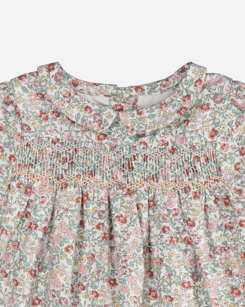 Zoom sur le col de la robe Anna manches courtes fleurie rose et émeraude.