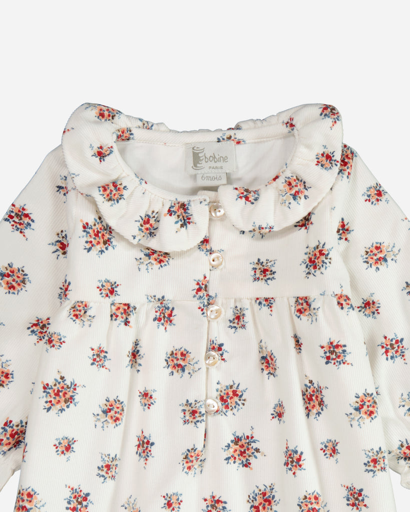 Zoom sur le col de la robe Anna manches longues blanche fleurie jaune.