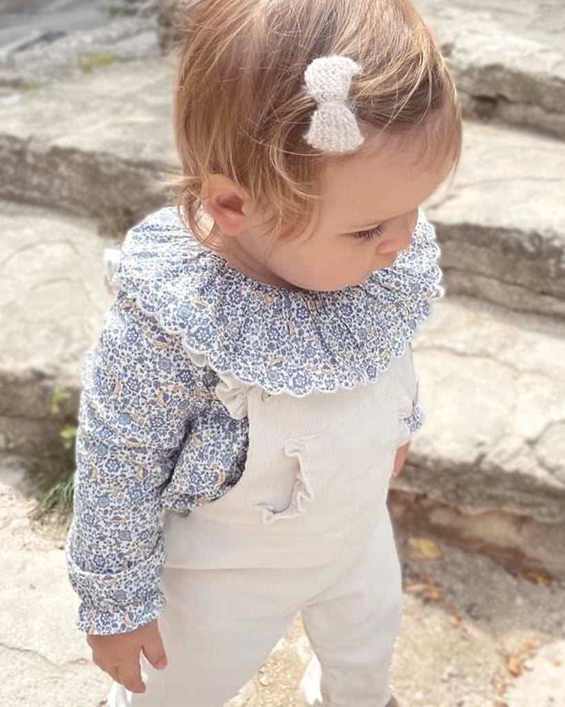 Vue porté  de la salopette en velours tricotée écrue pour bébé fille 