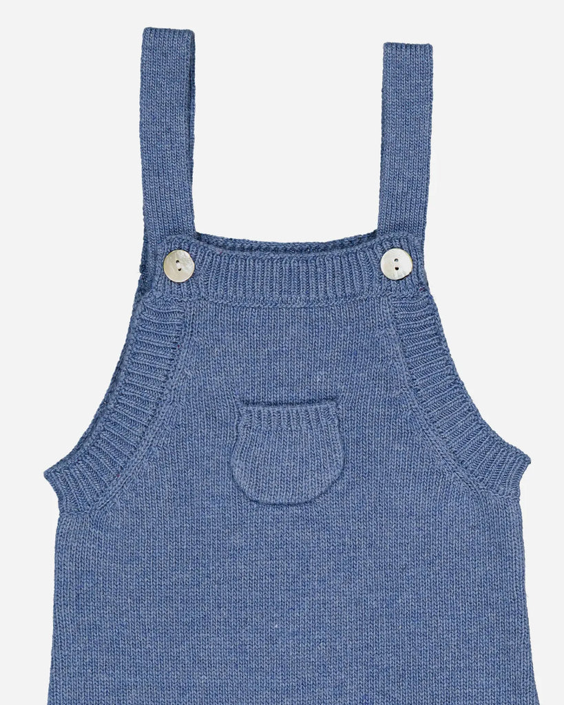 Zoom de la salopette en laine et cachemire bleu jean pour bébés et nouveau-nés de la marque Bobine Paris.