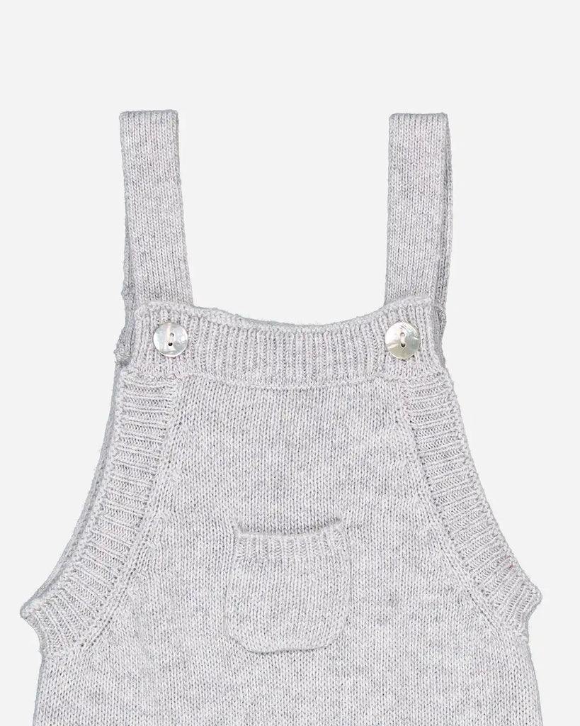 Zoom de la salopette bébé en laine et cachemire couleur perle moucheté de la marque Bobine Paris.