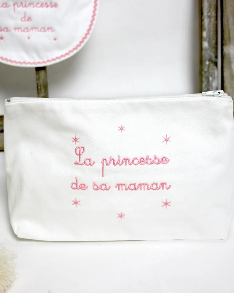 Vue zoomée de la trousse de toilette blanche à broderie rose "La princesse de sa maman" de la marque Bobine Paris.
