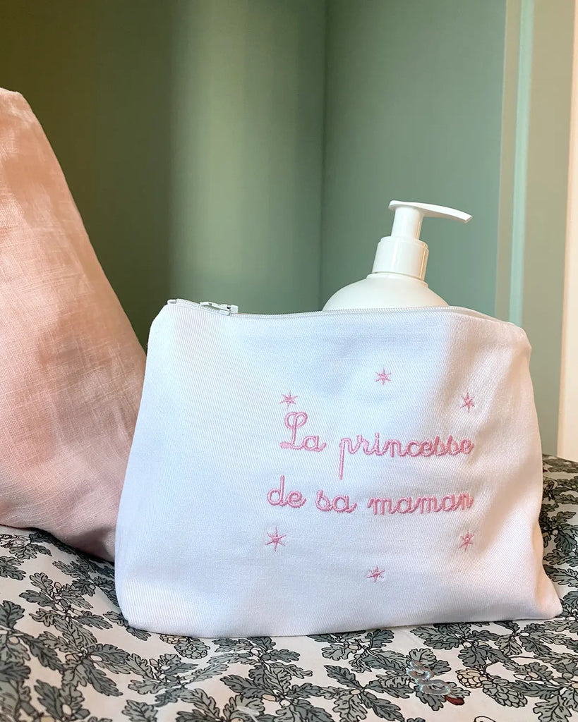 Trousse de toilette blanche à broderie rose "La princesse de sa maman" de la marque Bobine Paris.