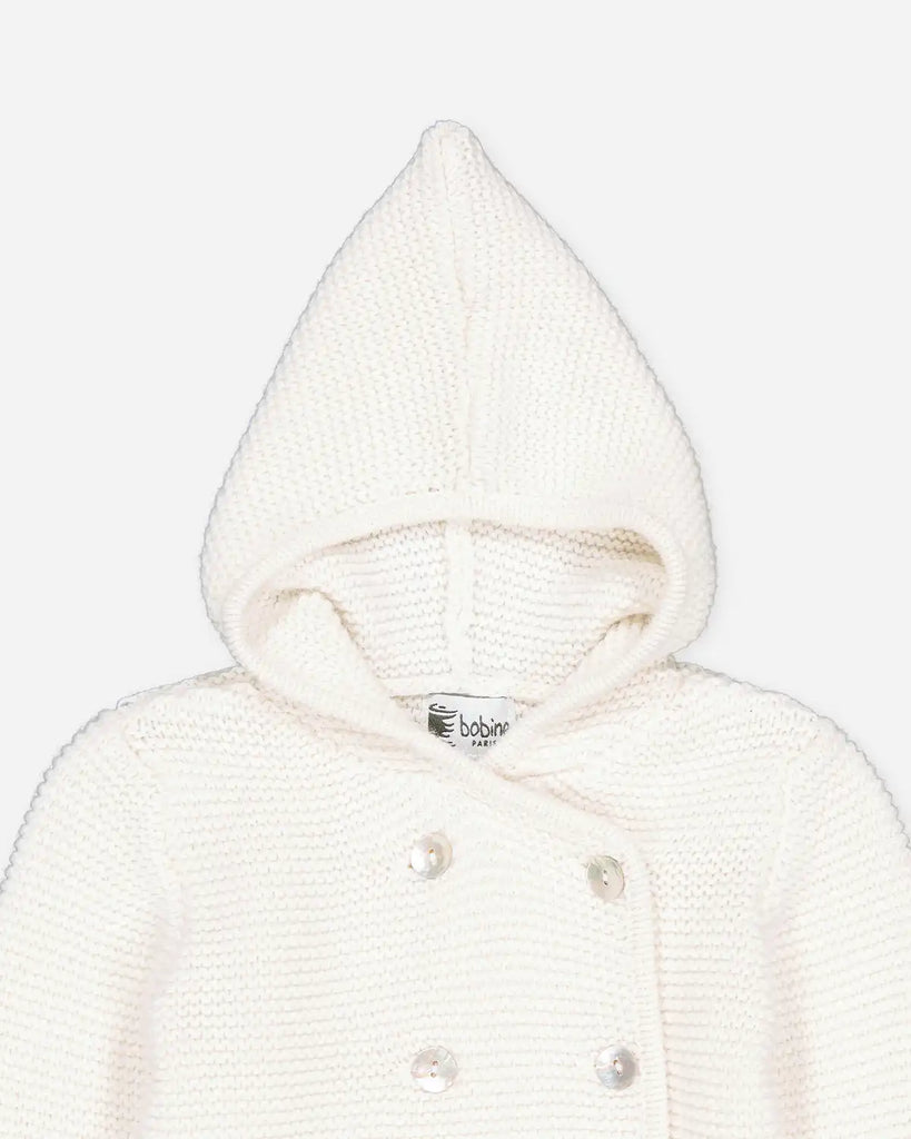 Zoom de la veste bébé à capuche en maille écru de la marque Bobine Paris.