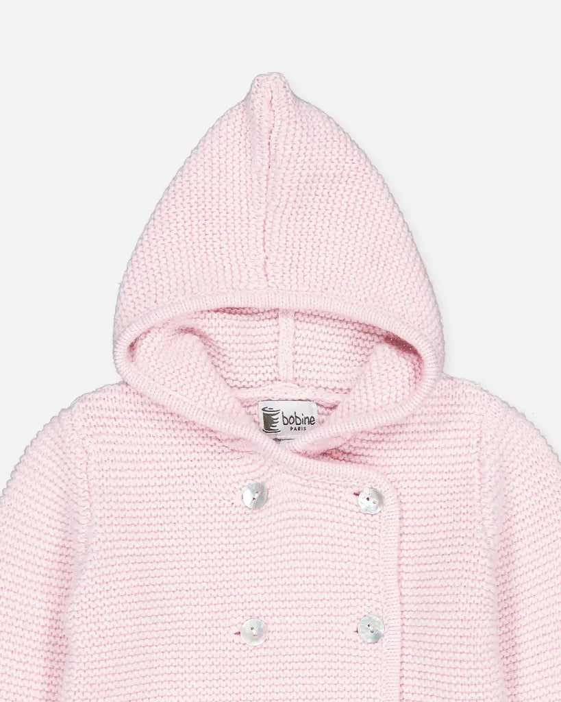 Zoom de la veste à capuche bébé en laine et cachemire rose blush de la marque Bobine Paris.