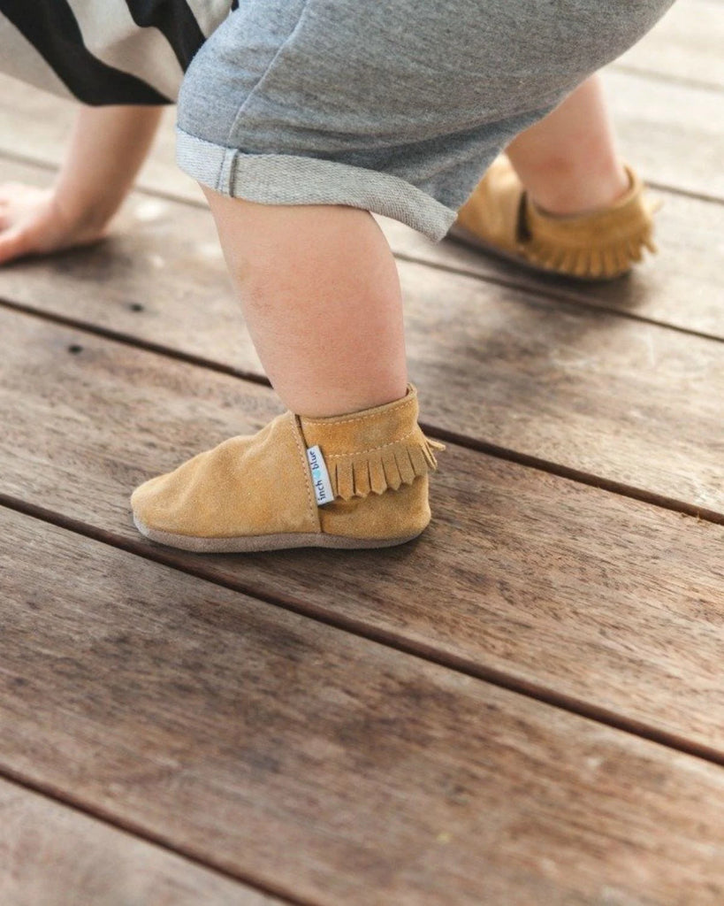 Vue portée des chaussons mocassins pour bébé en daim beige de la marque Bobine Paris.